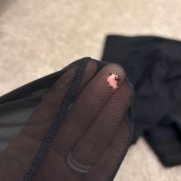 Athleta Black Capri Leggings Stash Pocket Textured Side Mesh Size Small - Picture 10 of 10